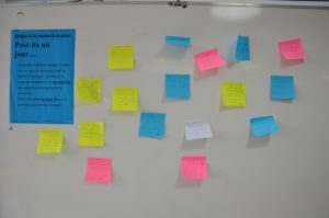 Mur de post-it: les élèves donnent leurs avis sur la presse du kiosque